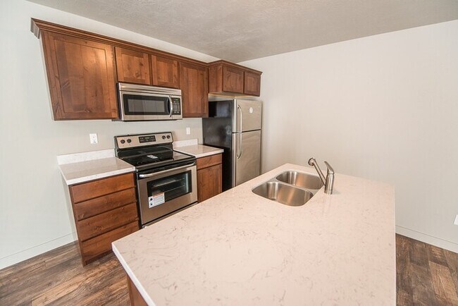 Building Photo - Townhome with 2-Car Garage!
