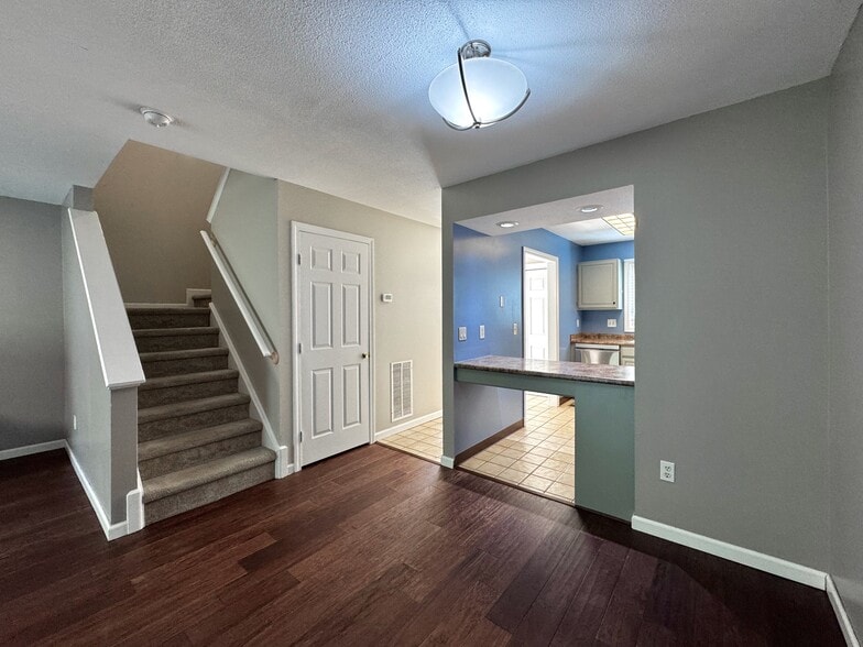 Building Photo - 114 Oak Ridge Dr