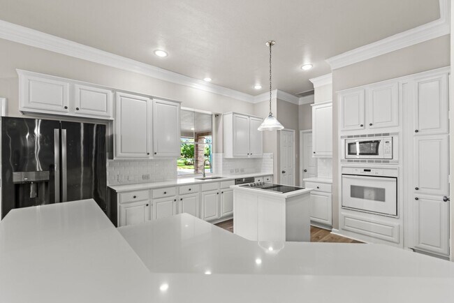 Building Photo - Gorgeous 4 bed/3.5 bath two story home!