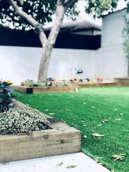 Top of the line artificial grass. Designed to absorb urin from animals and rainwater. - 3927 Degnan Blvd