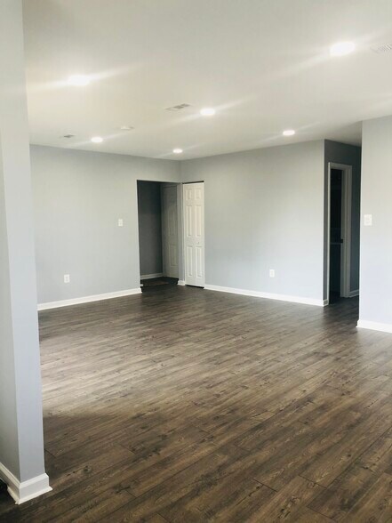 Entrance & Family room - 1401 Key Pkwy