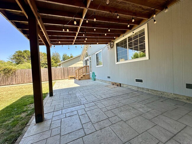 Building Photo - Bright & Spacious 3 Bed / 2 Bath - Gorgeou...