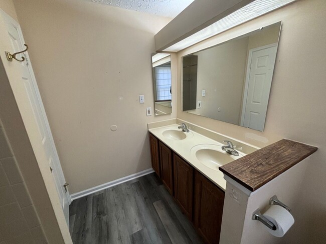 Building Photo - Updated - 2BD/2BA on 2nd floor with Balcony!