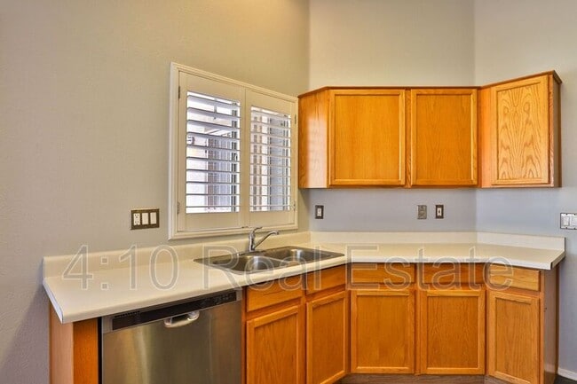 Building Photo - 30725 N Royal Oak Way