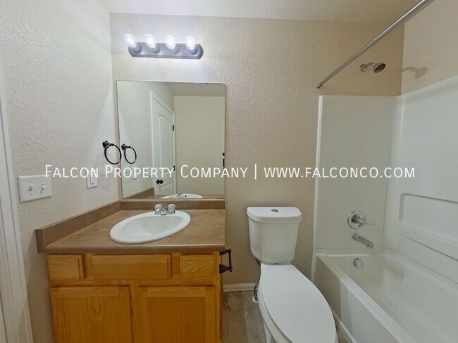 Building Photo - 6070 San Mateo Dr