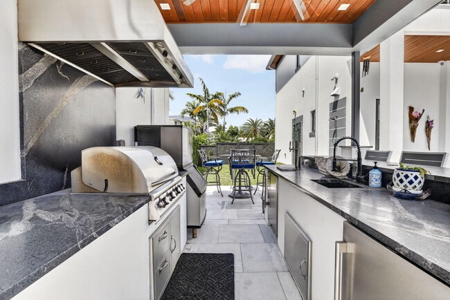 Building Photo - 334 Isle of Capri Dr