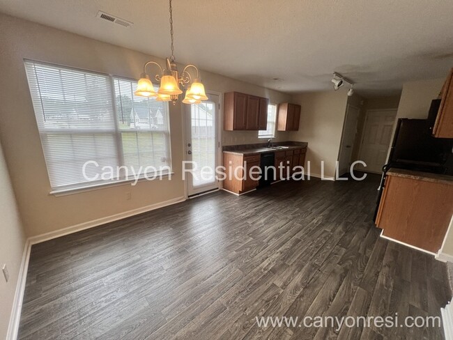 Building Photo - Beautiful 3b Room! Move in ready!