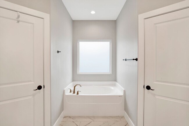 Building Photo - Spacious 2021 home close to beaches and sh...