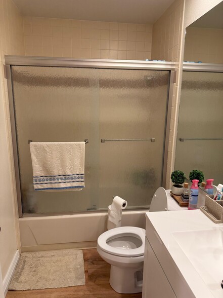 Building Photo - 137 Benchmark Rd