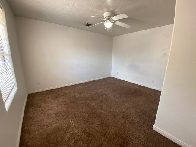 Building Photo - Cute 1 bed 1 bath Townhome