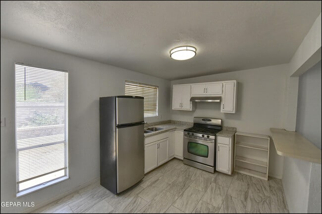 Building Photo - 8400 Parkland Dr