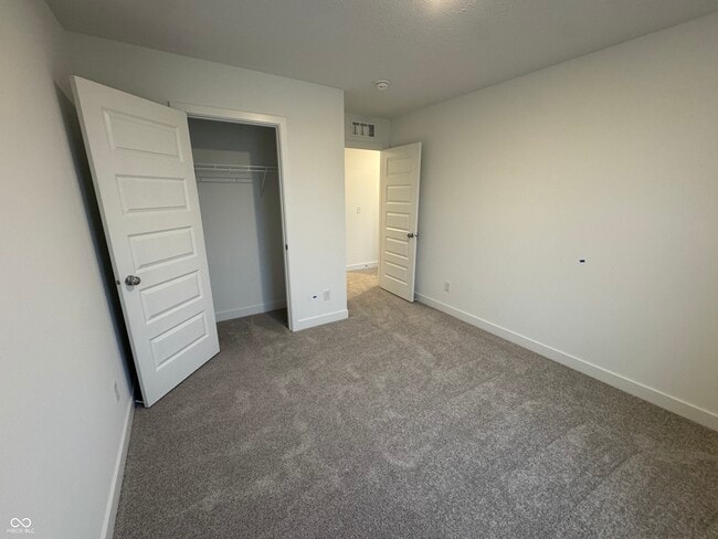 Building Photo - 2925 Grand Rdg Dr