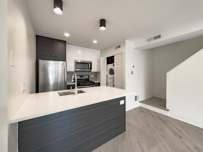 Building Photo - 947 W Grace St