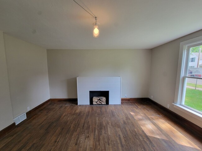 Building Photo - Updated 3-Bedroom, 1-Bathroom Home with Mo...
