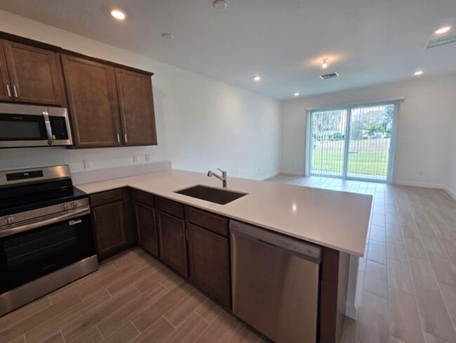 Building Photo - 5690 Divine Dr