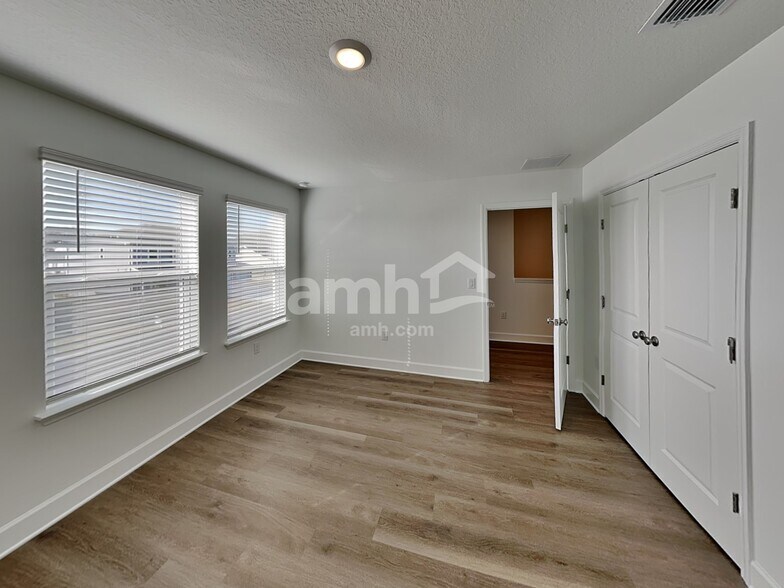 Building Photo - 3012 20th Ave W