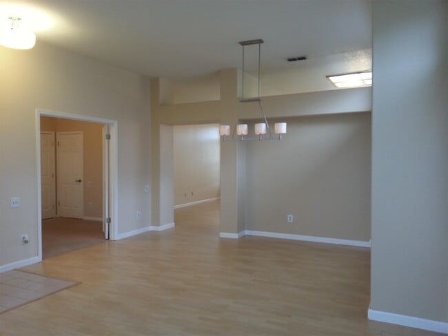 Building Photo - 2556 Du Bois Dr