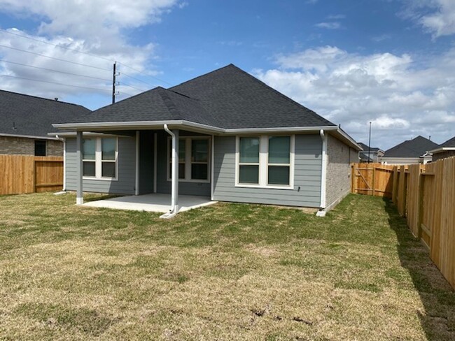 Building Photo - Quiet Cul De Sac! Tray Ceiling in Family &...