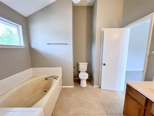 Building Photo - 2033 Sandy Knoll Dr
