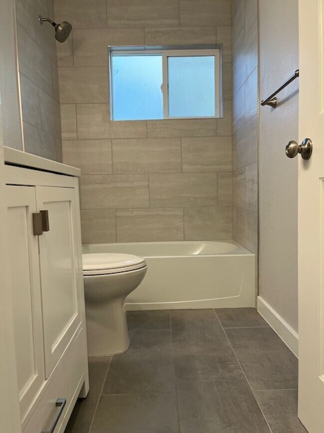 Building Photo - Nice remodeled studio in prime location