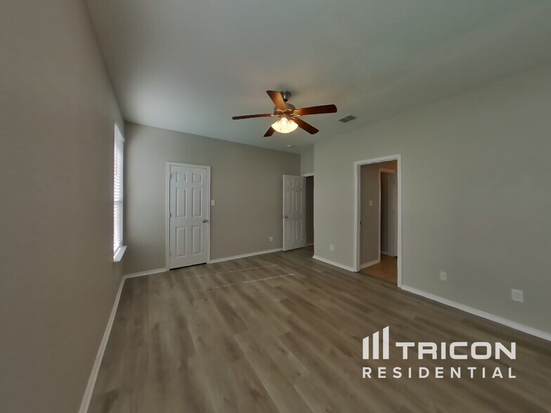 Building Photo - 7040 Conroe Ml