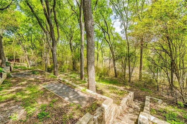 Building Photo - 3006 Lakeside Dr