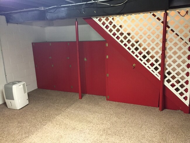 Building Photo - Gorgeous 2 Bedroom, 1.25 Bath Townhouse near UIHC