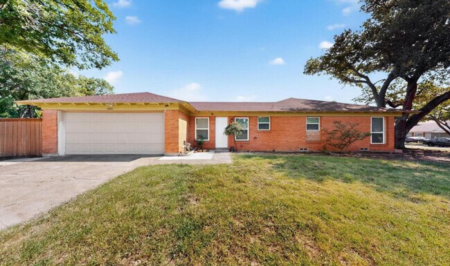 Building Photo - 1900 Hilltop Dr