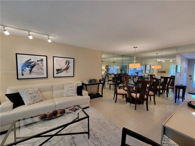 Building Photo - 3774 Inverrary Blvd