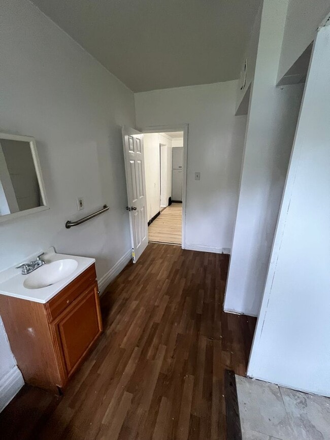 Building Photo - 4 Bedroom Single Family in Cleveland ,Ohio