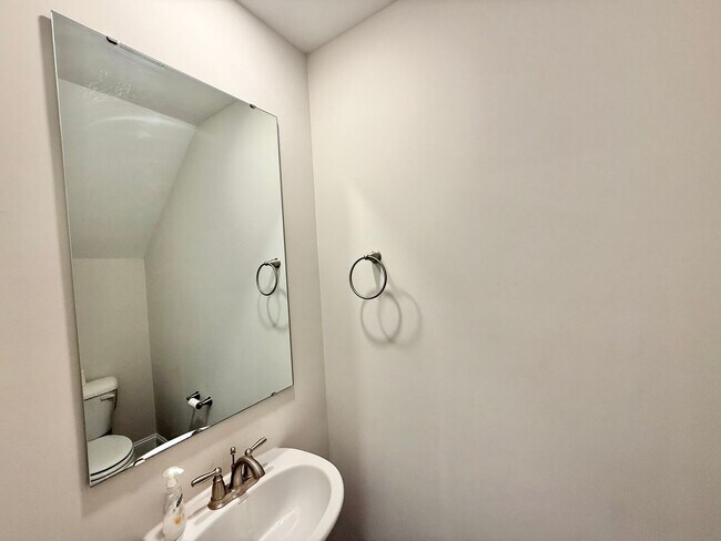 Building Photo - **OFFERING RENT PROMOTION FOR FIRST 6 MONT...