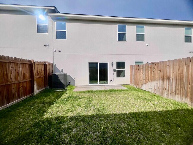 Building Photo - 9910 Bijan Dr