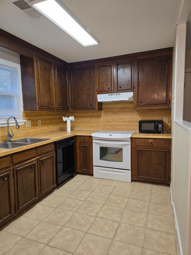 Building Photo - Renovated 3BR home in Sangaree