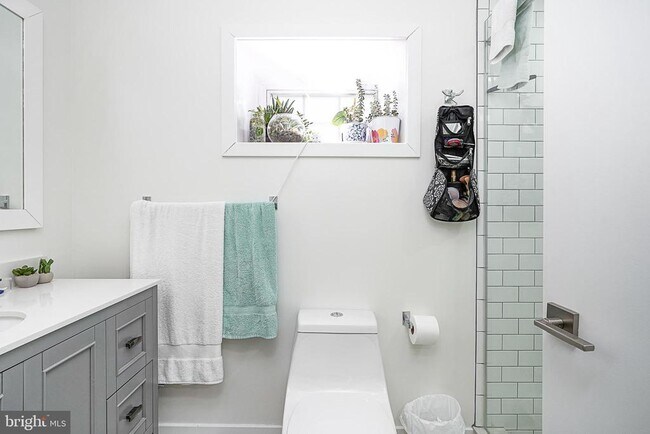 Building Photo - 1926 Bainbridge St