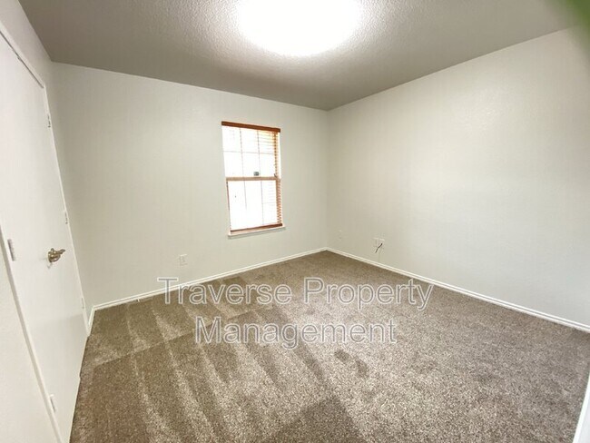 Building Photo - 8016 Meadow View Tr