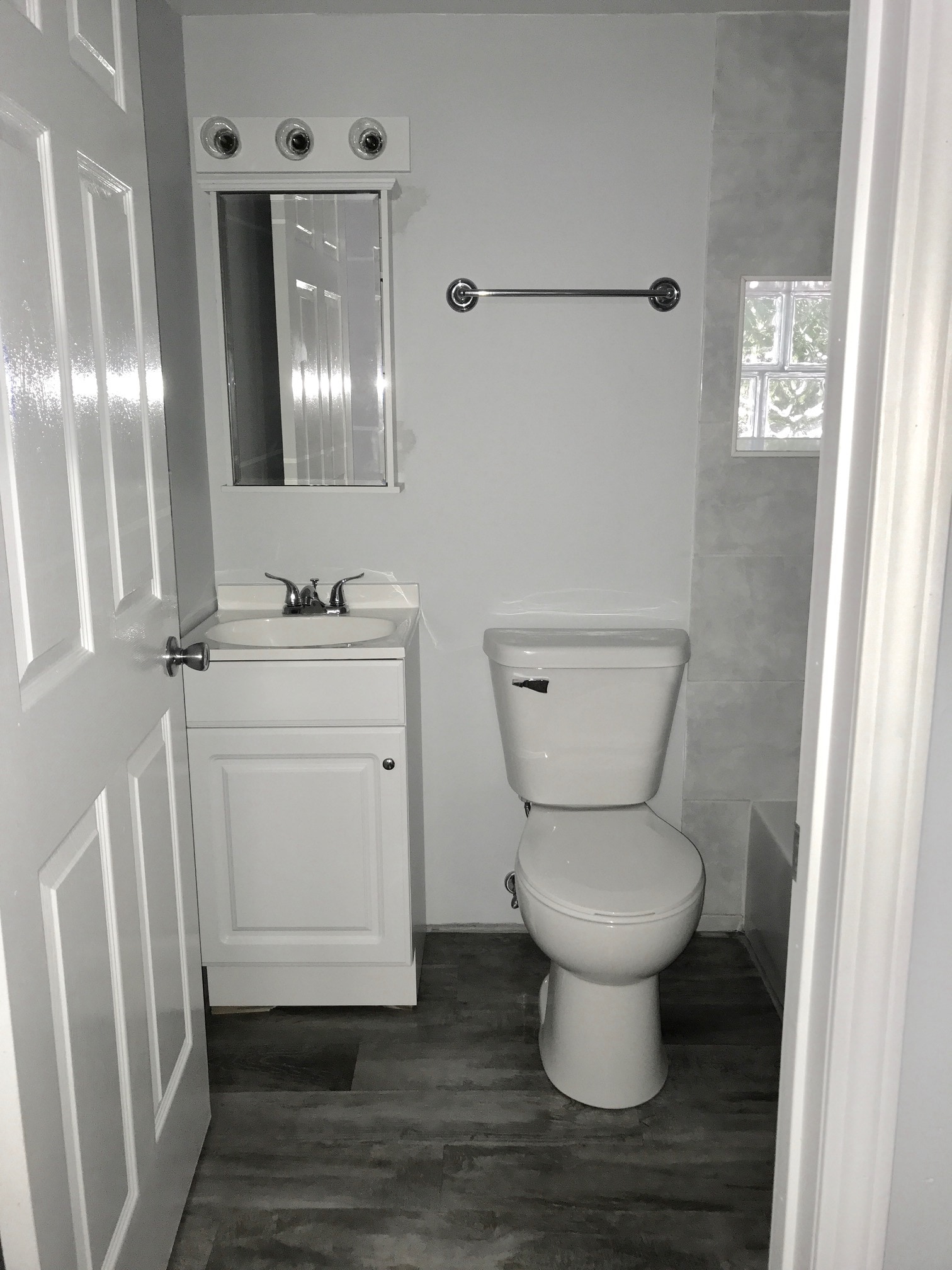 Building Photo - 410 E 9th St