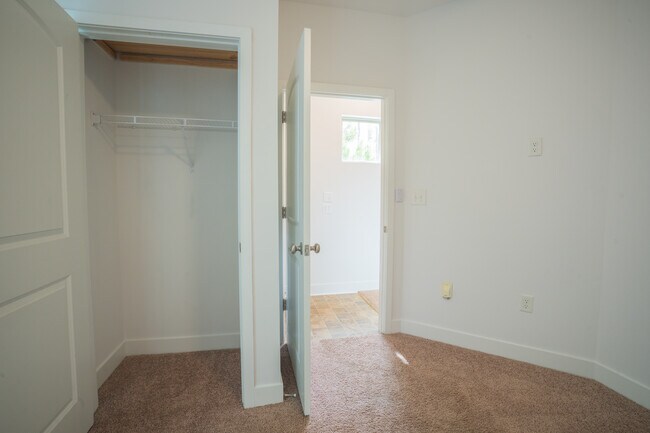 Building Photo - 1032 Skyline View Way