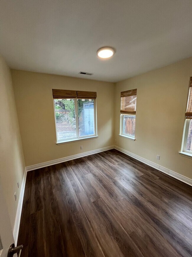 Building Photo - Well-maintained 3-bedroom, 2-bath home