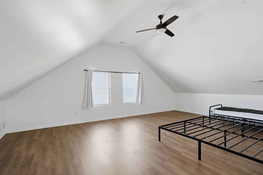 Building Photo - 941 E Raymond St