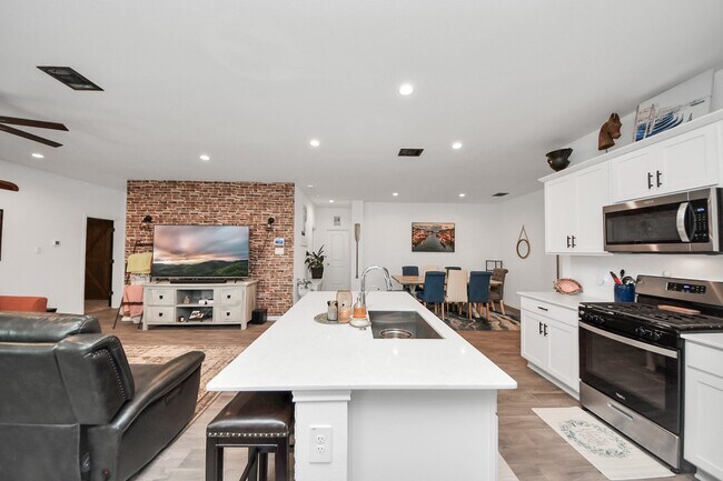 Building Photo - 403 Blanco Ln