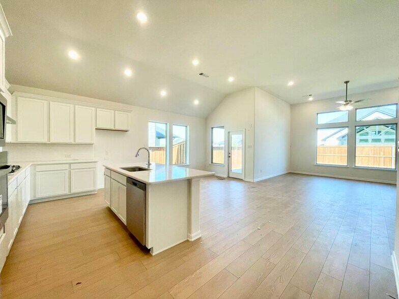 Building Photo - 16205 Garden Dr
