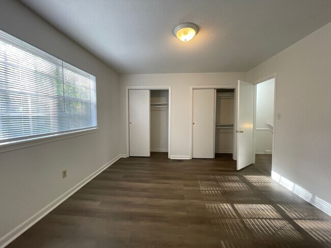 Building Photo - Chapel Hill Rd Townhomes