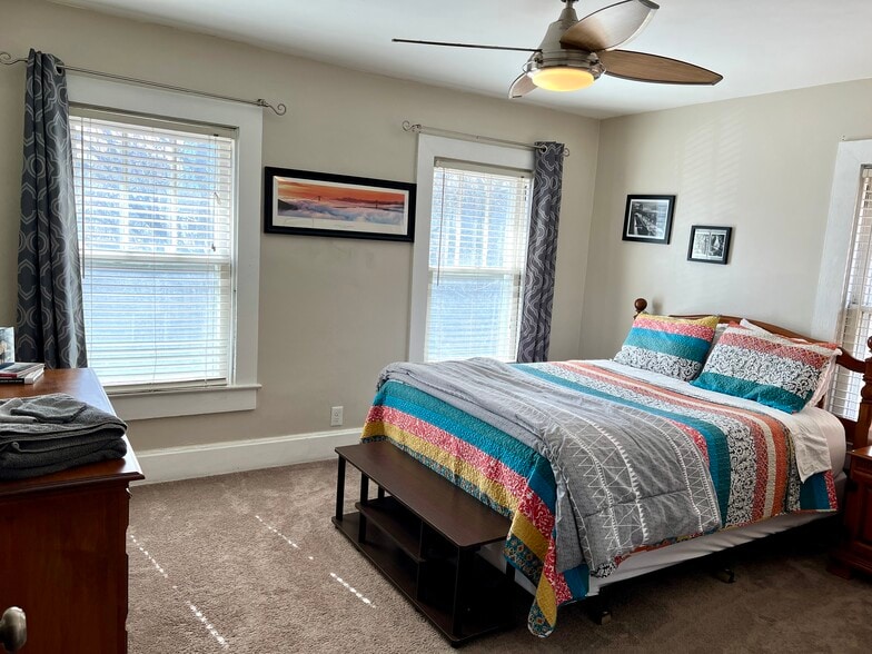"San Francisco Room": Queen bed - 232 E 10th St