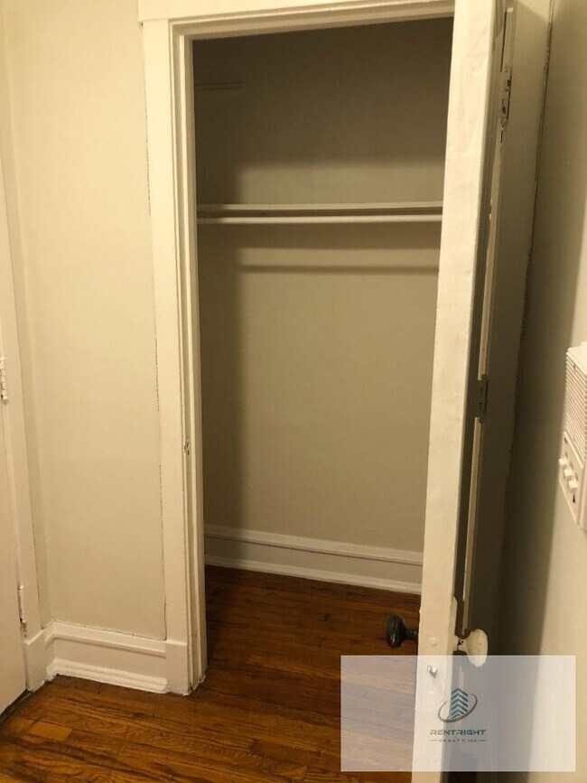 Building Photo - 6364 N Hermitage Ave