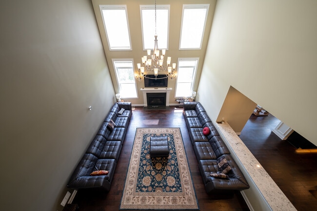 Building Photo - 727 Aster Rd