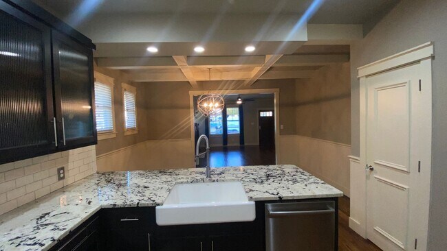 Building Photo - Craftsman-Style Home in Historic Fairmount!