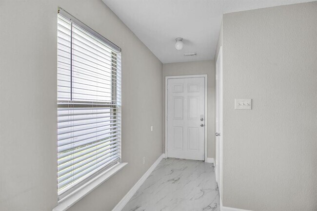 Building Photo - 8530 Village Hollow Ln
