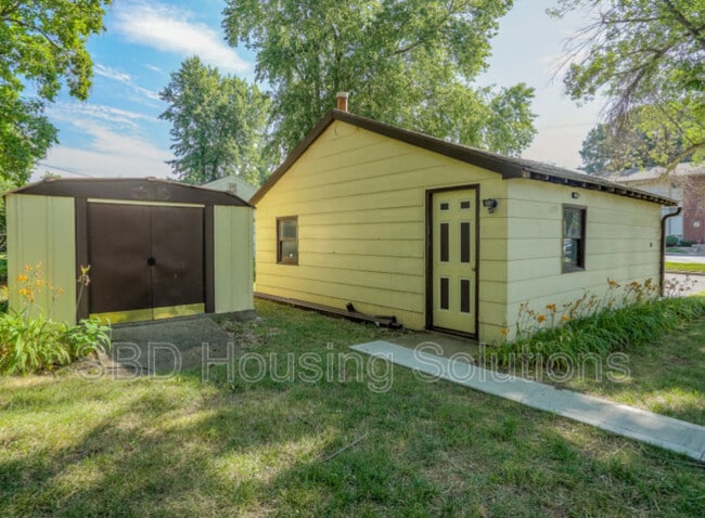 Building Photo - 1002 Orchard Ave