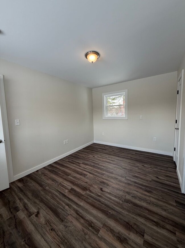 Building Photo - Beautifully remodeled and completed 1 bedroom apartment. FREE MONTH OF RENT!*