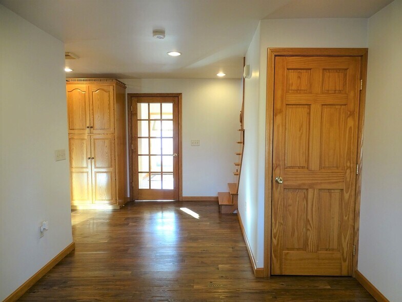 Building Photo - 454 Race Rd